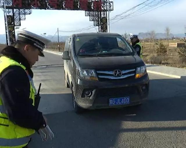 面包车变黑校车 超员载客交警严惩